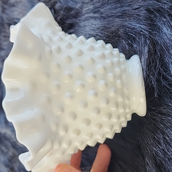 VINTAGE  RUFFLED  HOBNAIL MILK GLASS BOWL. - Picture 7 of 7
